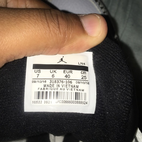 Jordan 4s - Picture 3 of 5